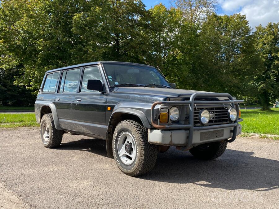 Nissan Patrol Y60 SUV 5-doors