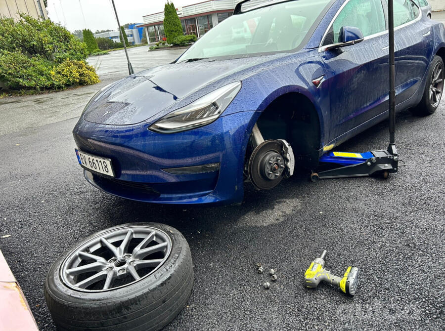 Tesla, stop lekki
