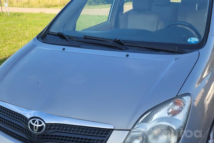 Toyota Corolla Verso 1 generation Minivan
