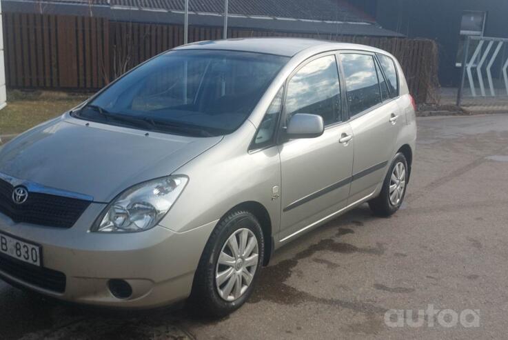 Toyota Corolla Verso 1 generation Minivan
