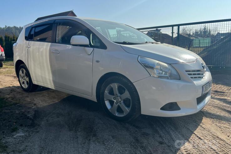 Toyota Verso 1 generation Minivan