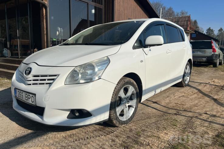 Toyota Verso 1 generation Minivan