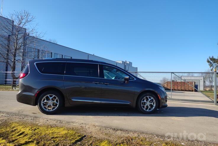 Chrysler Pacifica 2 generation Minivan