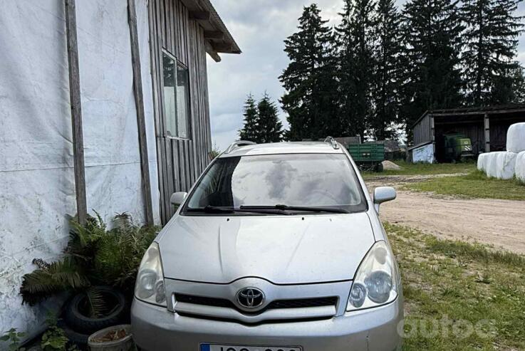 Toyota Corolla Verso 1 generation Minivan