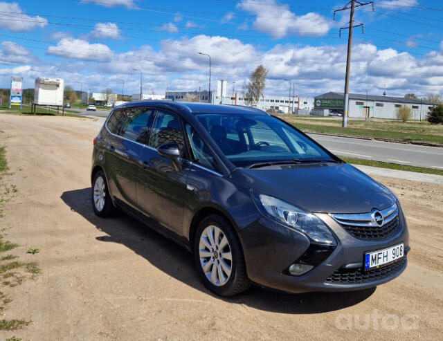 Opel Zafira C Tourer minivan