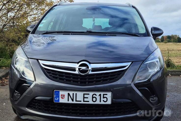 Opel Zafira C Tourer minivan