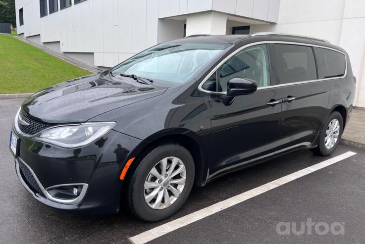 Chrysler Pacifica 2 generation Minivan