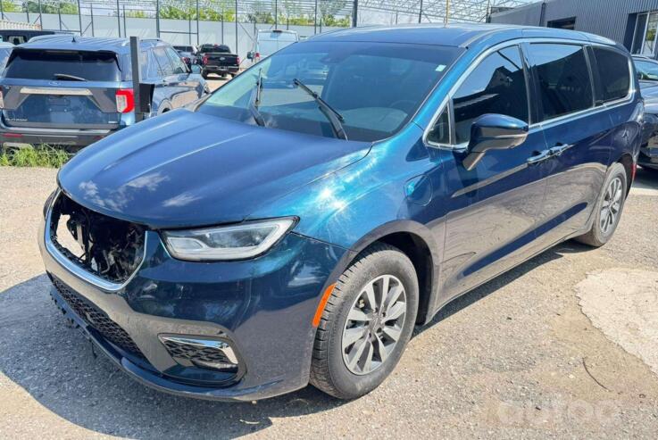 Chrysler Pacifica 2 generation Minivan