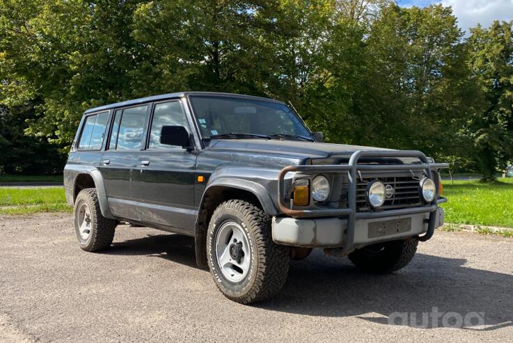 Nissan Patrol Y60 SUV 5-doors