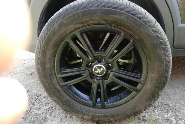 Ford Mustang, stop lekki